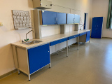 Stół laboratoryjny szkolny 6 os. do pracowni chemicznej dla uczniów z nadstawką szafkową.