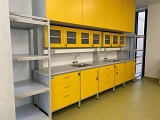 Stół laboratoryjny przyścienny z nadstawką do szkolnej pracowni chemicznej i fizycznej.
