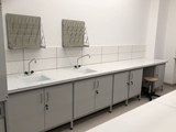 Stół laboratoryjny szkolny do pracowni chemicznej z blatem ceramicznym, zlewami ceramicznymi, bateriami laboratoryjnymi.