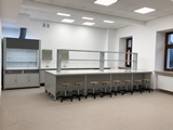 Stół laboratoryjny wyspowy z nadstawką do szkolnej pracowni chemicznej