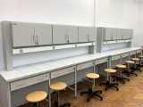 Stół laboratoryjny szkolny 4 os. do pracowni chemicznej dla uczniów z nadstawką szafkową.
