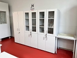 Szafy laboratoryjne dzielone z górą przeszkloną