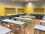 Stół laboratoryjny szkolny 3 os. do pracowni chemicznej dla uczniów z nadstawką półkową.