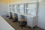 Stoły laboratoryjne szkolne do pracowni chemicznej dla uczniów z instalacją wody i gazu