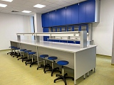 Stół laboratoryjny wyspowy 18-osobowy do szkolnej pracowni fizycznej