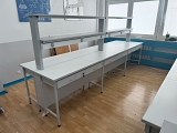 Stół laboratoryjny wyspowy z nadstawką 12-to osobowy do pracowni chemicznej