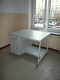 Stół aparaturowy, mobilny. Blat laminowany