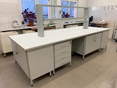 Stół laboratoryjny wyspowy