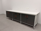 Stół laboratoryjny przyścienny z blatem ceramicznym.