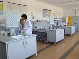 Stoły wyspowe do pracowni chemicznej 6 osobowe z nadstawką, zlewem chemoodpornym z polipropylenu i baterią laboratoryjną.