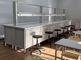 Stół laboratoryjny wyspowy 12-to osobowy do szkolnej pracowni chemicznej z nadstawką półkową, gniazdami el. 230V.
