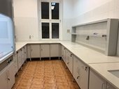 Stół laboratoryjny przyścienny kątowy w kształcie litery U. Blat Aglodrom.